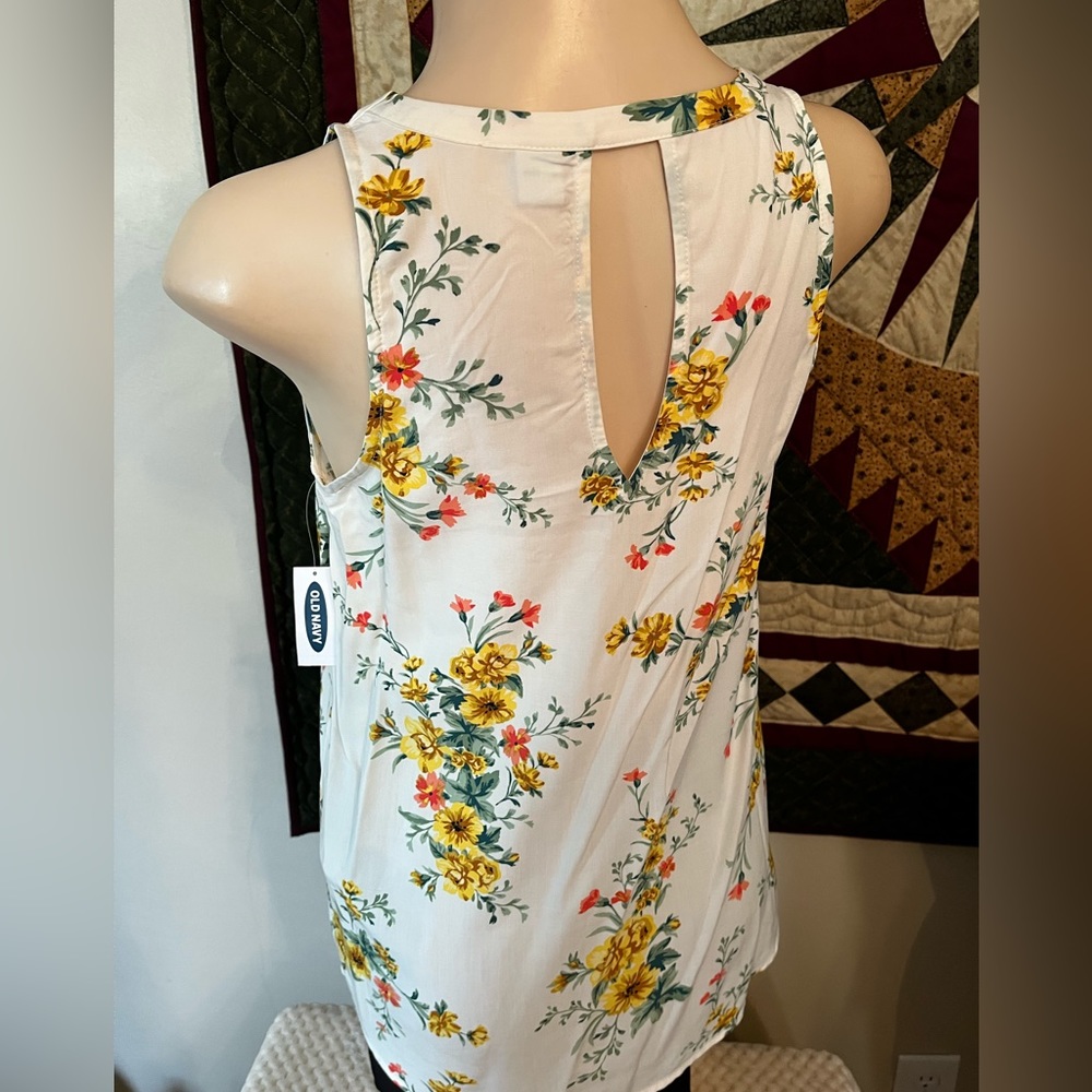 Old Navy Top🎉 - Picture 2 of 8